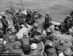 Le 6 juin 1944 à Juno Beach, le lieutenant Jack Beveridge, blessé par l'explosion d'une mine, est évacué à bord du H.M.C.S. Prince David au large de Bernières-sur-Mer. Photo : Archives Canada