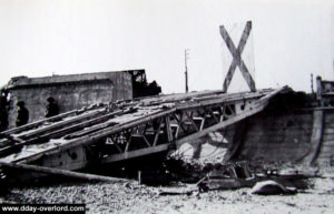 Un pont Avre permettant de franchir le mur antichar sur la plage. Photo : IWM