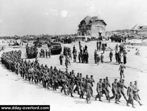 Colonnes de prisonniers allemands à Bernières-sur-Mer. Photo : IWM