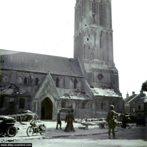 Les traces des combats sur l'église de Bernières-sur-Mer. Photo : Archives Canada