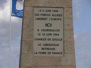 A Courseulles-sur-Mer, monument commémorant le 14 juin 1944 et l’arrivée du général de Gaulle (2005). Photo : D-Day Overlord