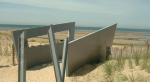 Oeuvre d'art face au secteur de plage Mike à l’ouest de Courseulles-sur-Mer, Juno Beach (2005). Photo : D-Day Overlord