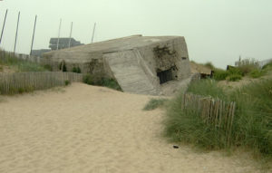 Le bunker « Cosy », à l’ouest du port de Courseulles, remarquable par son inclinaison causée par la guerre et le temps (2005). Photo : D-Day Overlord