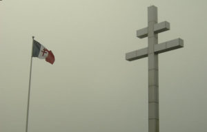 La croix de Lorraine à Courseulles-sur-Mer, érigée en hommage au Général de Gaulle (2005). Photo : D-Day Overlord