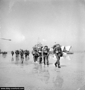 Débarquement de soldats canadiens à Courseulles-sur-Mer. Photo : Archives Canada