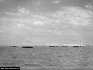 Des Liberty Ships devant Courseulles-sur-Mer. Photo : Archives Canada