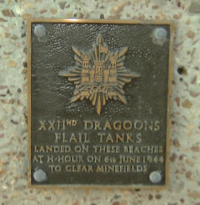 A Courseulles-sur-Mer, mémorial en hommage au 22nd Dragoons Flail Tank qui a débarqué sur cette plage (2005). Photo : D-Day Overlord