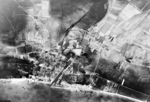 Photo aérienne de Courseulles-sur-Mer le 6 juin 1944. Photo : Archives Canada