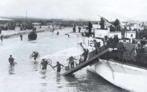 Débarquement des Highlanders sur la plage de Bernières. Photo : Archives Canada