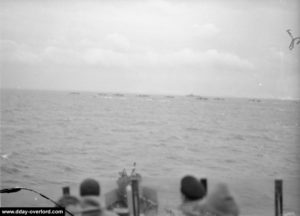 Des chalands de débarquement en direction de Juno Beach vus depuis l'HMS Beagle. Photo : Archives Canada