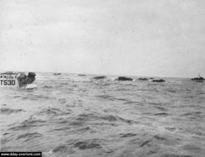 Des LCA et le LCT 530 en direction des plages de Juno. Photo : Archives Canada