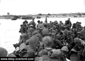 Des soldats canadiens appartenant au Royal Canadian Navy Beach Commando débarquement sur le secteur Mike de Juno Beach le 6 juin 1944. Photo : Archives Canada