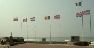 Bunker et monuments situés sur la plage Nan devant Bernières-sur-Mer (2005). Photo : D-Day Overlord