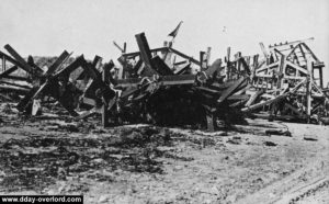 Enchevêtrement d'obstacles de plages à Juno Beach. Photo : Archives Canada