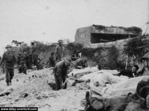 Les travaux d'ouverture de plage commencent dans la foulée des combats. Photo : Archives Canada