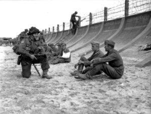 Des prisonniers allemands gardés à proximité du Wn 28 à Bernières. Photo : Archives Canada