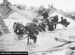 Débarquement du 48th Royal Marine Commando à Saint-Aubin-sur-Mer. Photo : Archives Canada