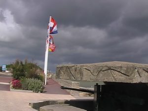 Casemate de flanquement en cuve Ringstand pour canon antichar de 50 mm appartenant au point d'appui codé Wn 27 à Saint-Aubin-sur-Mer (2009). Photo : D-Day Overlord
