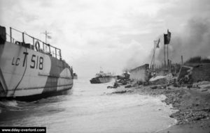 Des LCI échoués en face de la localité de Saint-Aubin-sur-Mer. Photo : Archives Canada