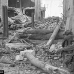A Saint-Aubin, un tireur isolé allemand freine les hommes de la B Coy du North Shore Regiment. Photo : Archives Canada