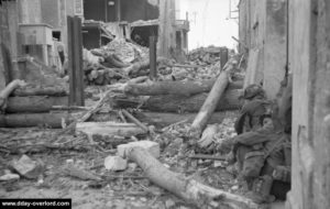 A Saint-Aubin, un tireur isolé allemand freine les hommes de la B Coy du North Shore Regiment. Photo : Archives Canada