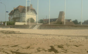 La « Maison des Canadiens » à Bernières, où ont débarqué les soldats du Queen Own Rifle Regiment (2005). Photo : D-Day Overlord