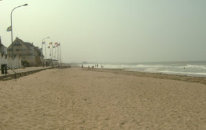 Vue générale du secteur ouest de plage Nan - Juno Beach - devant Bernières-sur-Mer (2005). Photo : D-Day Overlord