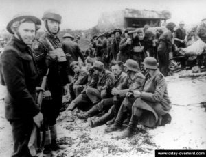 Des prisonniers allemands gardés à proximité du Wn 28 à Bernières. Photo : Archives Canada