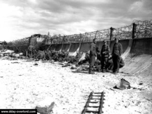 Des prisonniers allemands gardés à proximité du Wn 28 à Bernières. Photo : Archives Canada