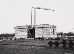 Construction du mémorial du cimetière allemand de La Cambe. Photo : DR