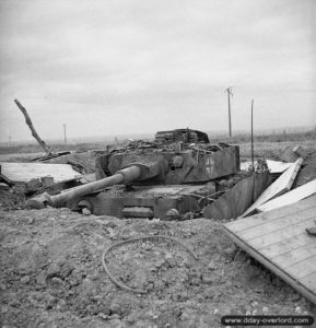 13 juillet 1944 : un char Panzer IV du 1/Panzer Regiment 22, 21. Panzer-Division, détruit lors de l’opération Charnwood dans le secteur de Lébisey. Photo : IWM