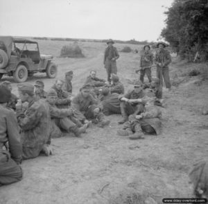 8 juillet 1944 : des soldats allemands prisonniers des Anglais de la 185th Brigade, 3rd Infantry Division, dans le secteur du bois de Lébisey. Photo : IWM