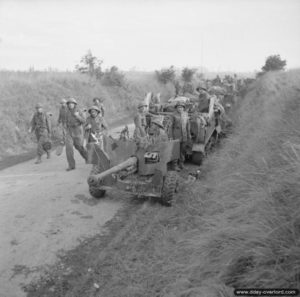 8 juillet 1944 : des Universal carriers remorquent des canons antichar QF 6-Pounder dans le secteur de Lébisey. Photo : IWM