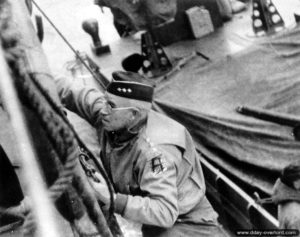 8 juin 1944 : le général Bradley embarque dans une vedette afin de rejoindre la côte normande