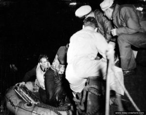 27 juillet 1944 : les pilotes d'un avion crashé en mer sont recueillis à bord d'un bâtiment de guerre allié. Photo : US National Archives