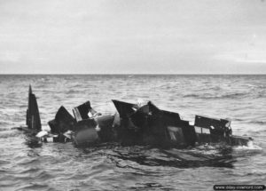 27 juillet 1944 : l'épave du Mosquito B.IV série 2 DZ534 abîmé en mer dans la nuit du 26 au 27 juillet 1944 dans la Manche. Photo : US National Archives