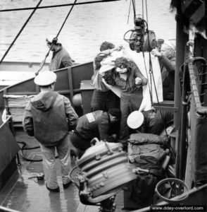 27 juillet 1944 : Robert Griffith, pilote canadien d'un Mosquito abîmé en mer dans la nuit précédente, a été recueilli par un navire allié dans la Manche. Photo : US National Archives