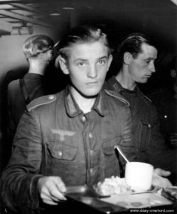 Un prisonnier allemand prend son repas pendant la traversée vers l'Angleterre. Photo : US National Archives