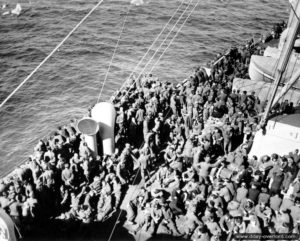 Des prisonniers allemands sont évacués vers un camp en Angleterre. Photo : US National Archives