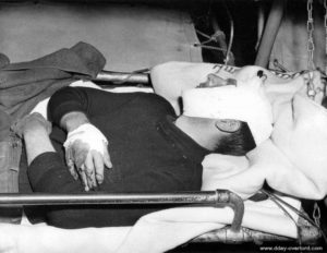 Un blessé est évacué vers un hôpital militaire en Angleterre. Photo : US National Archives