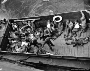 Des blessés américains évacués à bord du LCM-81 au large des côtes normandes. Photo : US National Archives