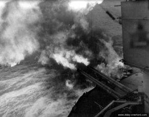 Les pièces de 356 mm de l'USS Nevada ouvrent le feu sur le secteur d'Utah Beach. Photo : US National Archives