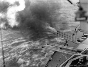 Les pièces de 356 mm de l'USS Nevada ouvrent le feu sur le secteur d'Utah Beach. Photo : US National Archives