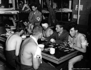 Des blessés évacués en Angleterre prennent un repas pendant la traversée. Photo : US National Archives