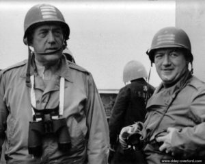 Deux officiers américains, jumelles autour du cou, pendant la traversée de la Manche. Photo : US National Archives