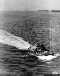 Un GMC DUKW au large des côtes normande avec son chargement. Photo : US National Archives