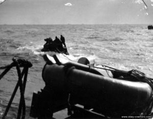 Un GMC DUKW est pris en remorquage au large des côtes normandes. Photo : US National Archives