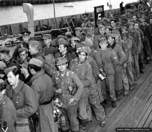 Des prisonniers allemands se préparent à débarquer en Angleterre et rejoindre un camp. Photo : US National Archives