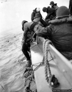 Des naufragés américains d'un LCI sont recueillis à bord d'un chaland LCVP. Photo : US National Archives