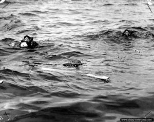 Des naufragés américains d'un LCI sont recueillis à bord d'un chaland LCVP. Photo : US National Archives